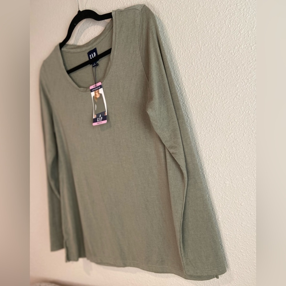 Gap~NWT~Classic~Soft~Light Olive Green~Knit T-Shirt~Crewneck~Long Sleeve~Size S